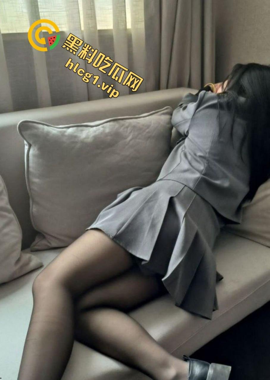 江苏酒水销售苏菲亚!已婚骚货为业绩出轨客户!酒店送炮视频曝光!黑丝揉逼场面火辣!-4