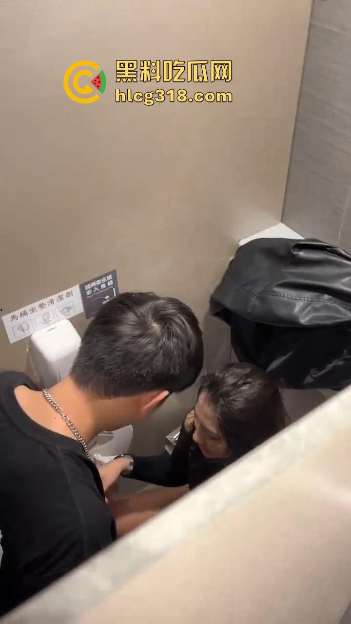 高颜值极品美女厕所偷情,高挑模特身材,男友鸡巴还没多硬呢就迫不及待想要,真是骚气十足!-1