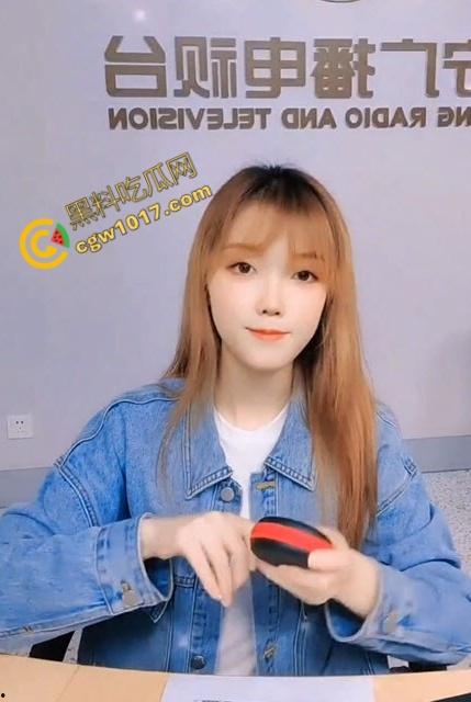 辽宁电台主播【晚晚】没穿内裤在麦前狂野!私密视频曝光,语音自慰,蝴蝶穴淫水横流,欲仙欲死!-7