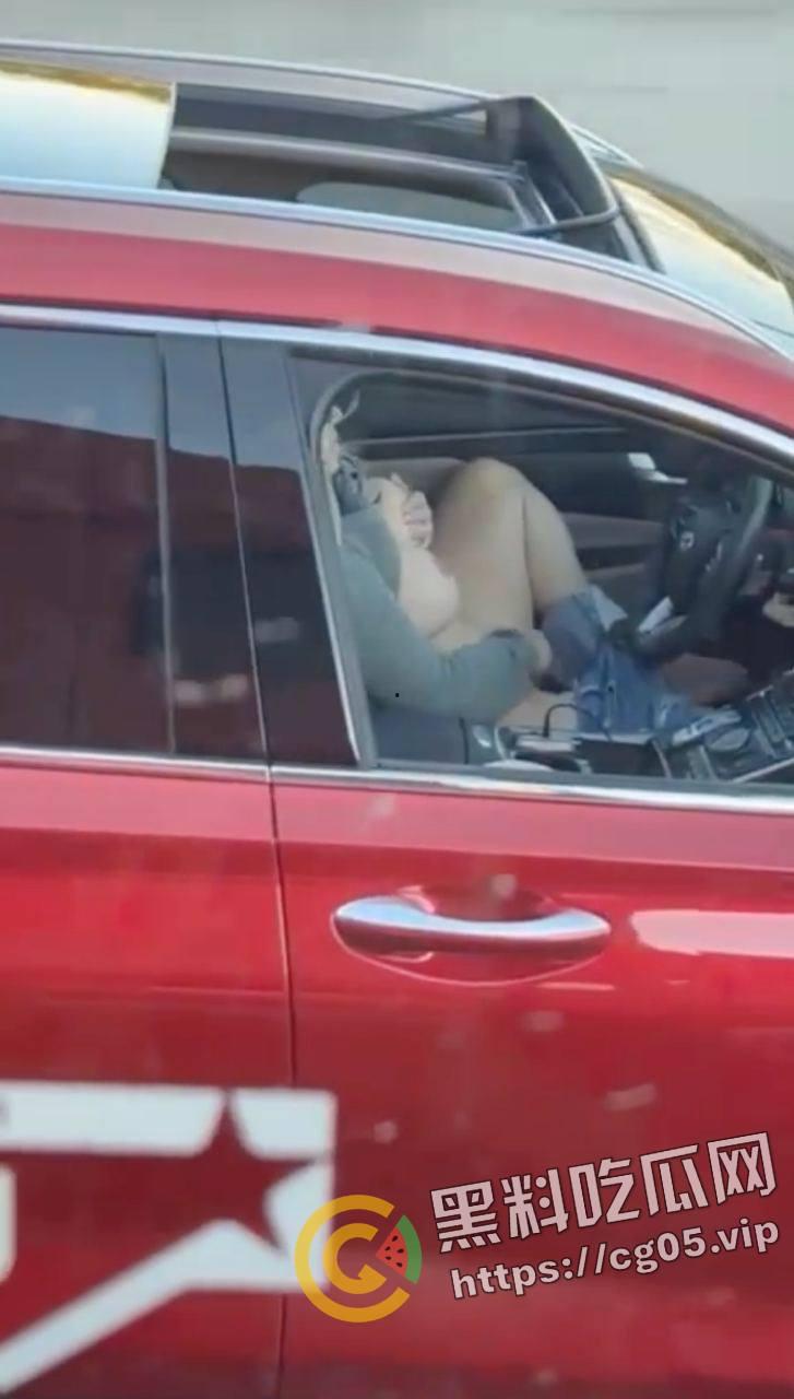 速度与激情!高速上边开车边自慰 不愧是女司机 玩的就是狠活-1