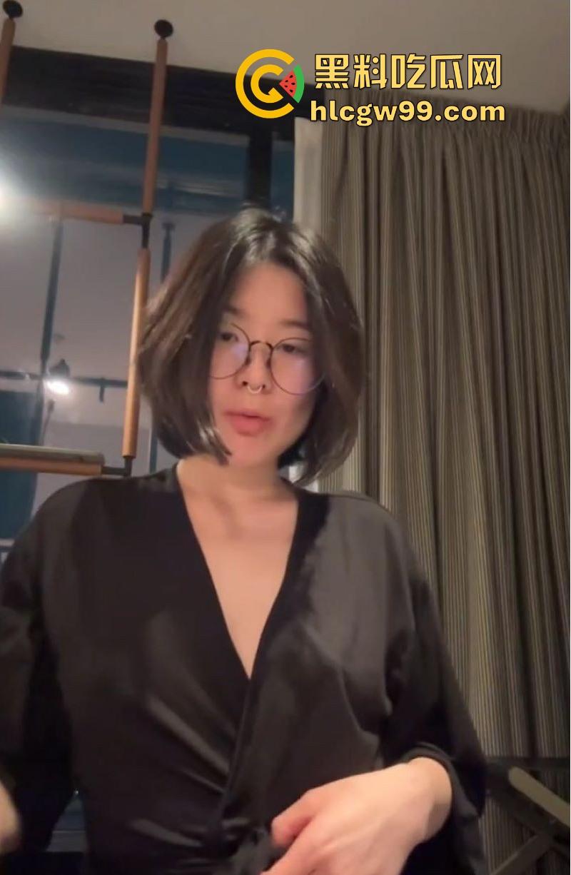 极品蜜桃臀反差婊【林静怡】金主私拍视频泄露,镜头前全裸搔首弄姿,掰开蜜穴近距离展示!-1