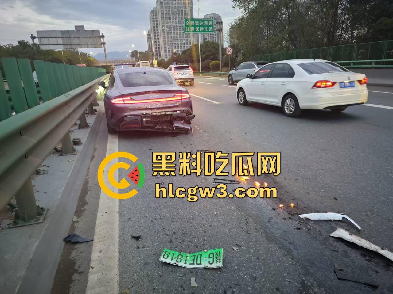 九江首辆紫色小米SU7遭遇车祸 电车安然无恙 油车烧成灰 雷总金字招牌造车没偷工减料!-6