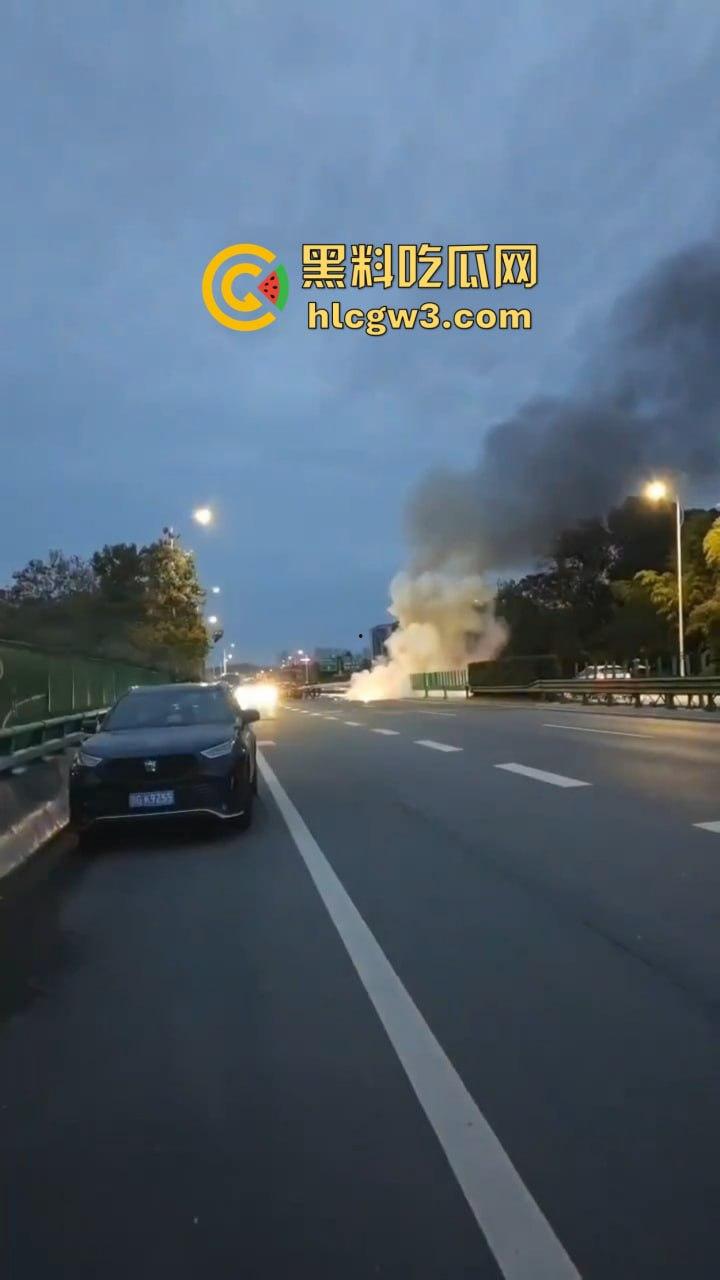 九江首辆紫色小米SU7遭遇车祸 电车安然无恙 油车烧成灰 雷总金字招牌造车没偷工减料!-10