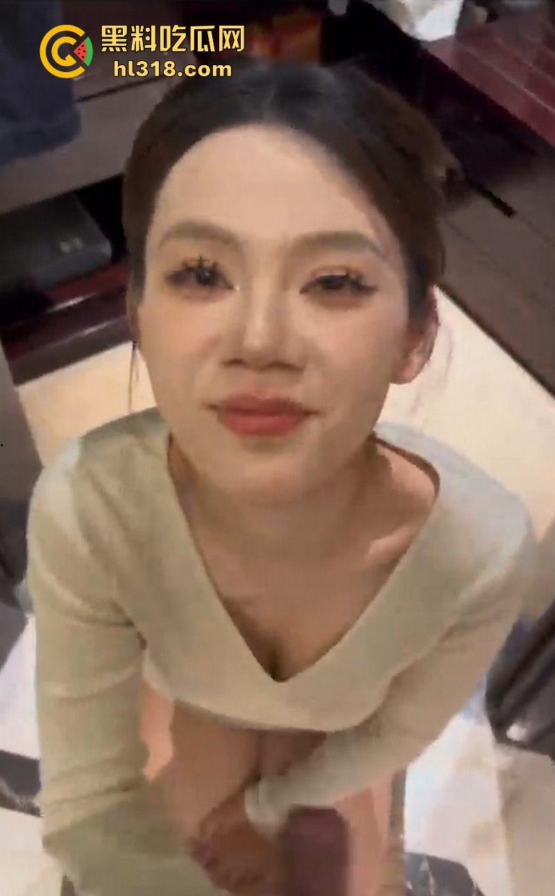 成都极品少妇【胡龙龙】偷情被曝光，露脸口爆调教尽显骚浪本性，颜值很高逼也很骚！-2