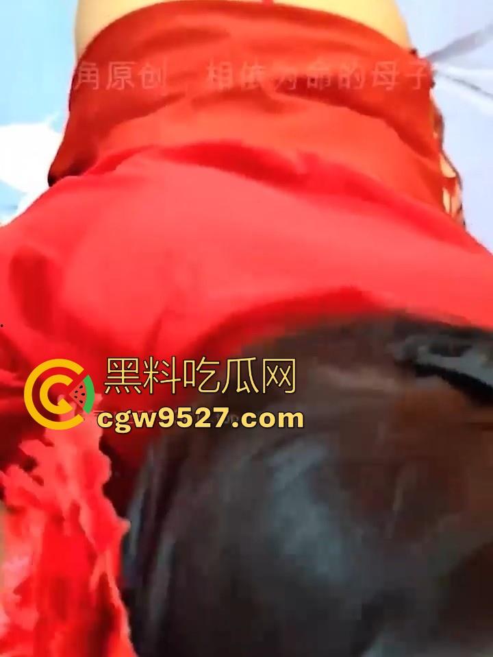 海角乱伦,妈妈穿新娘装性感撩人,屄里塞着遥控玩具,不间断的刺激她,等受不了再狠狠的无套后入!-4