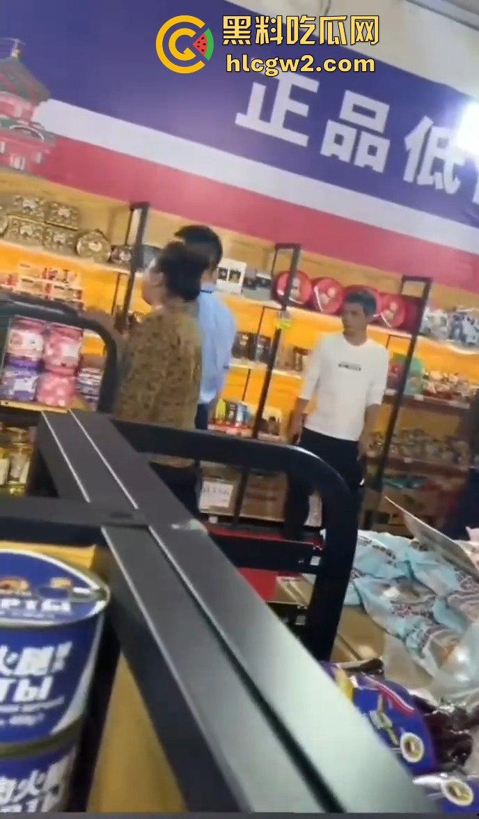 福建展会打假博主直接被商户群殴！摄影师惨成出气筒，头破血流真就惹了谁都不好过！-2