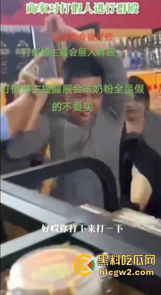 福建展会打假博主直接被商户群殴！摄影师惨成出气筒，头破血流真就惹了谁都不好过！-7