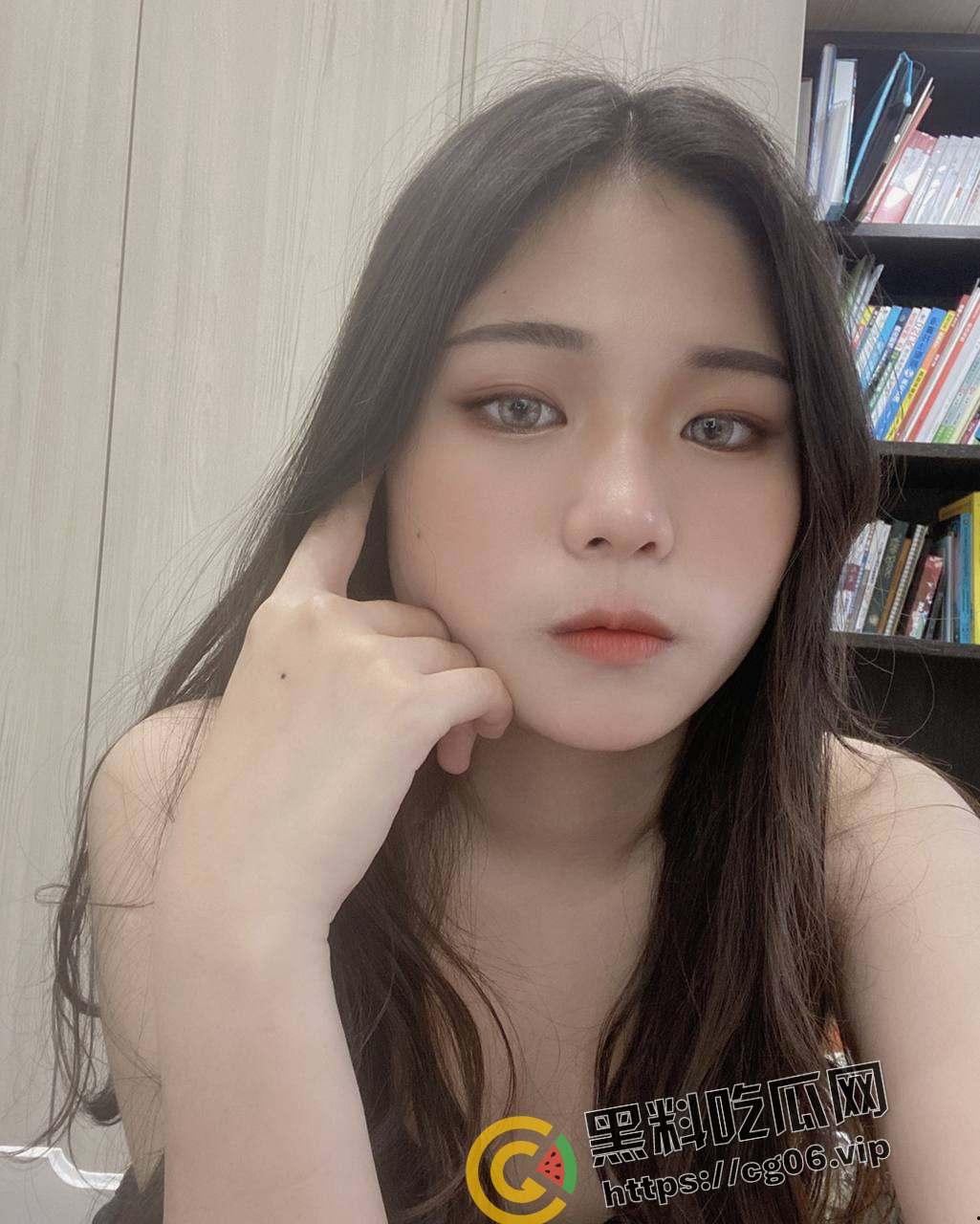 我的巨乳风骚班长!西南大学女大学生班长【严丽丽】 冷酷班长 风骚母狗 无缝切换 胸都要被捏爆啦-3