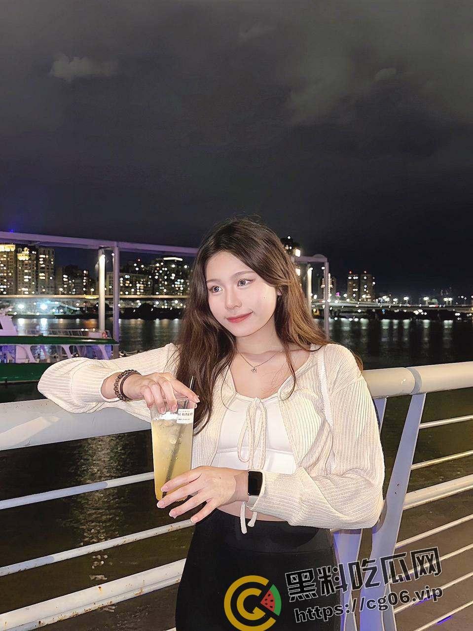 我的巨乳风骚班长!西南大学女大学生班长【严丽丽】 冷酷班长 风骚母狗 无缝切换 胸都要被捏爆啦-6