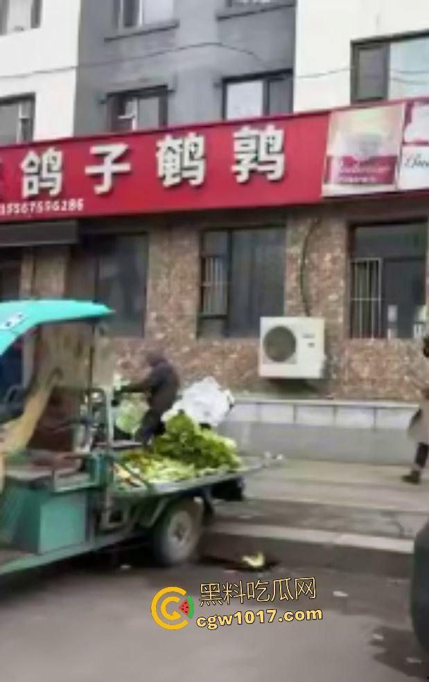 万历烧鸽子鹌鹑老板说给门店装修改造,店门前狂操老板娘,阳光下后入骚逼改造浪叫,老板你这装修太吵了!-4