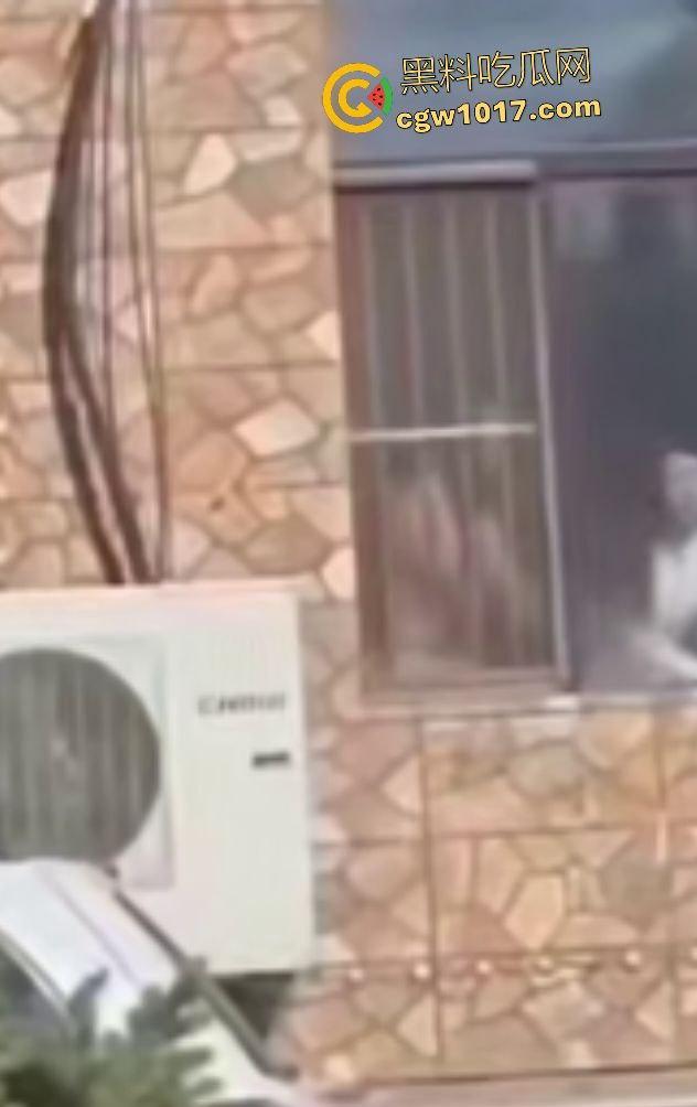 万历烧鸽子鹌鹑老板说给门店装修改造,店门前狂操老板娘,阳光下后入骚逼改造浪叫,老板你这装修太吵了!-6