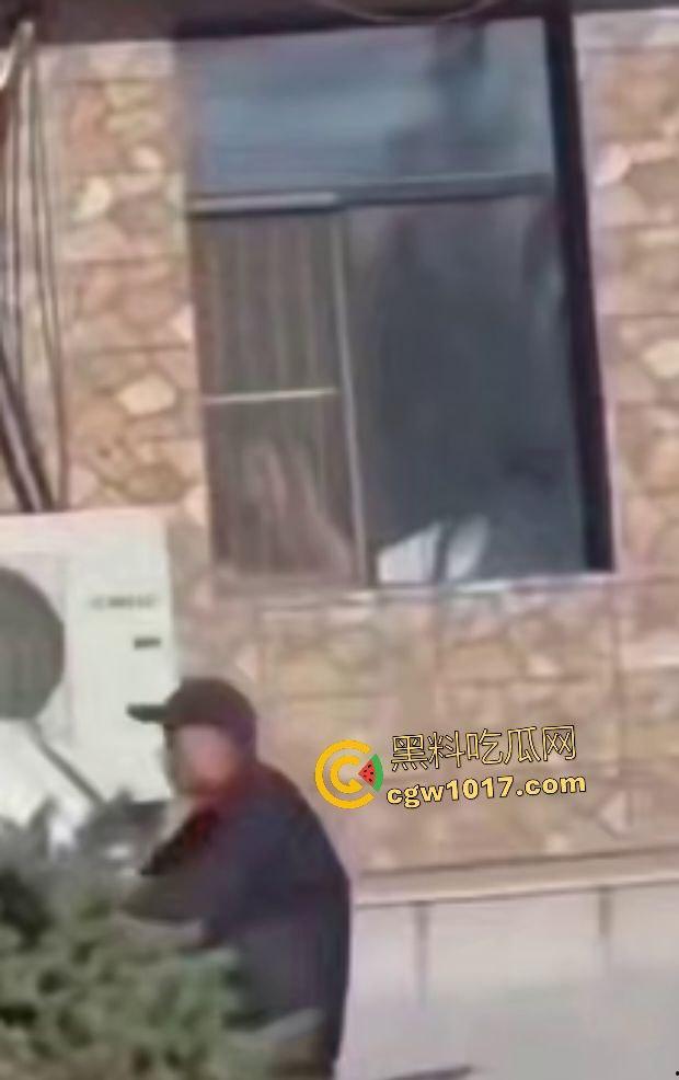 万历烧鸽子鹌鹑老板说给门店装修改造,店门前狂操老板娘,阳光下后入骚逼改造浪叫,老板你这装修太吵了!-7