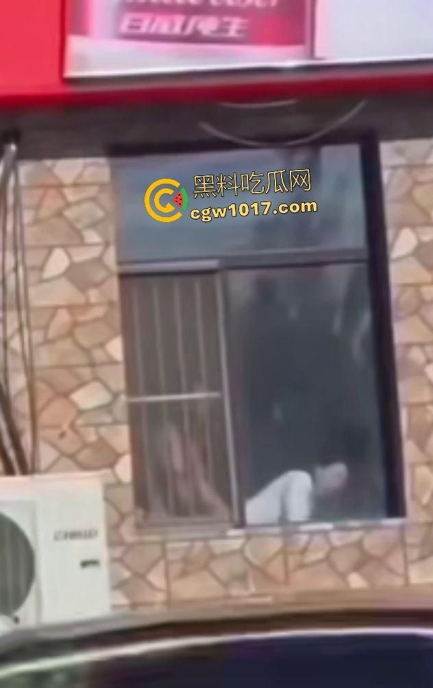 万历烧鸽子鹌鹑老板说给门店装修改造,店门前狂操老板娘,阳光下后入骚逼改造浪叫,老板你这装修太吵了!-8