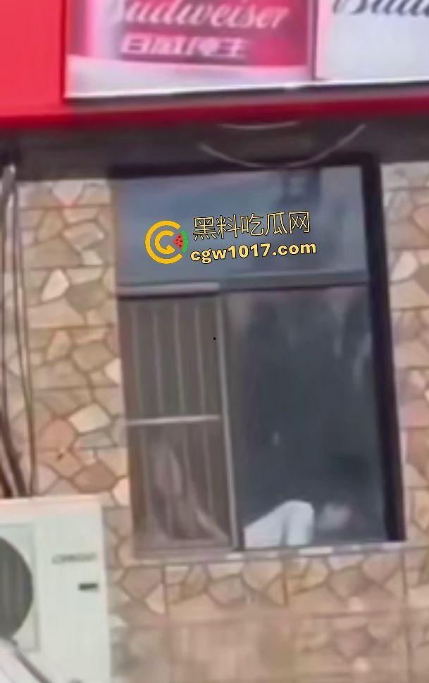 万历烧鸽子鹌鹑老板说给门店装修改造,店门前狂操老板娘,阳光下后入骚逼改造浪叫,老板你这装修太吵了!-9