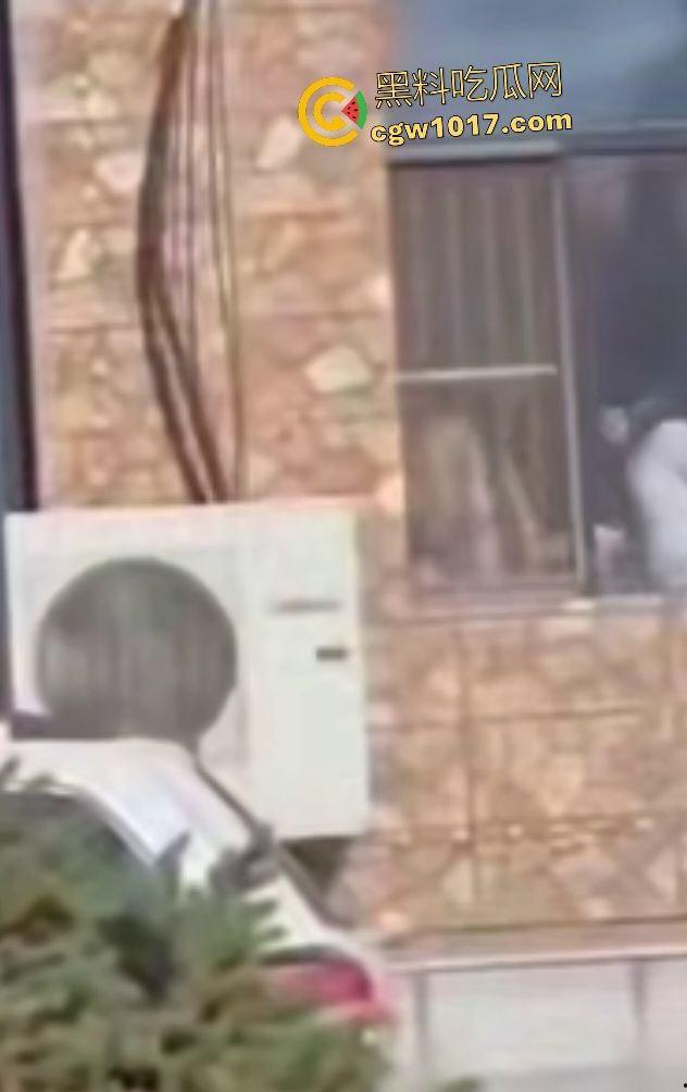 万历烧鸽子鹌鹑老板说给门店装修改造,店门前狂操老板娘,阳光下后入骚逼改造浪叫,老板你这装修太吵了!-10