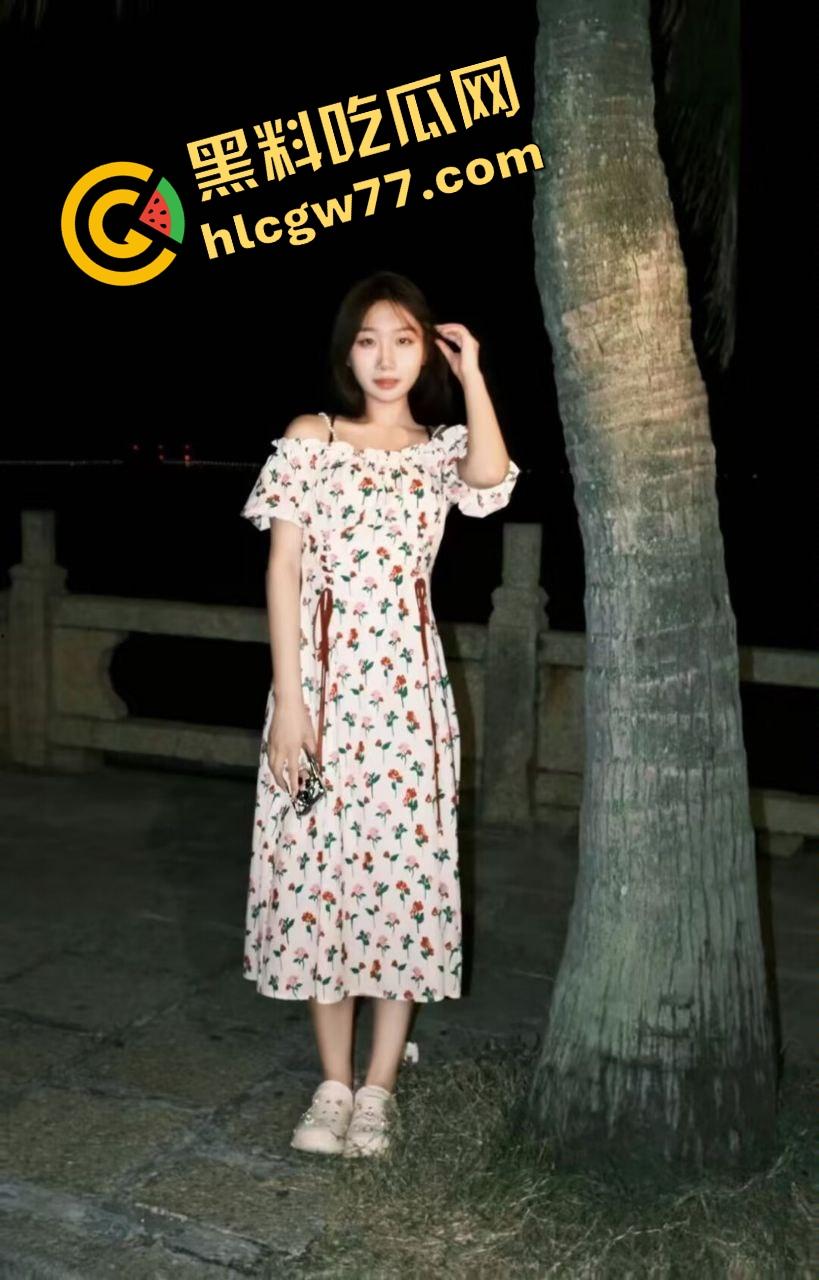 低俗直播恶趣味，妹子真空擦地板边漏奶边扭，弹幕全在喊再蹲低点，这年头女的玩的都开！-1