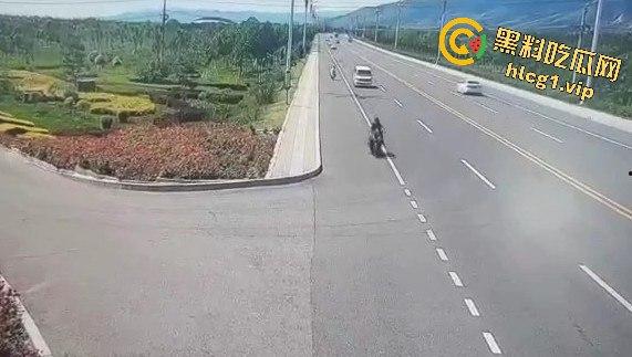 内蒙古呼和浩特惊魂一刻!02年精神小伙偷骑V4机车撞上右转SUV,摩托车当场燃烧!-4