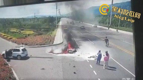 内蒙古呼和浩特惊魂一刻!02年精神小伙偷骑V4机车撞上右转SUV,摩托车当场燃烧!-7