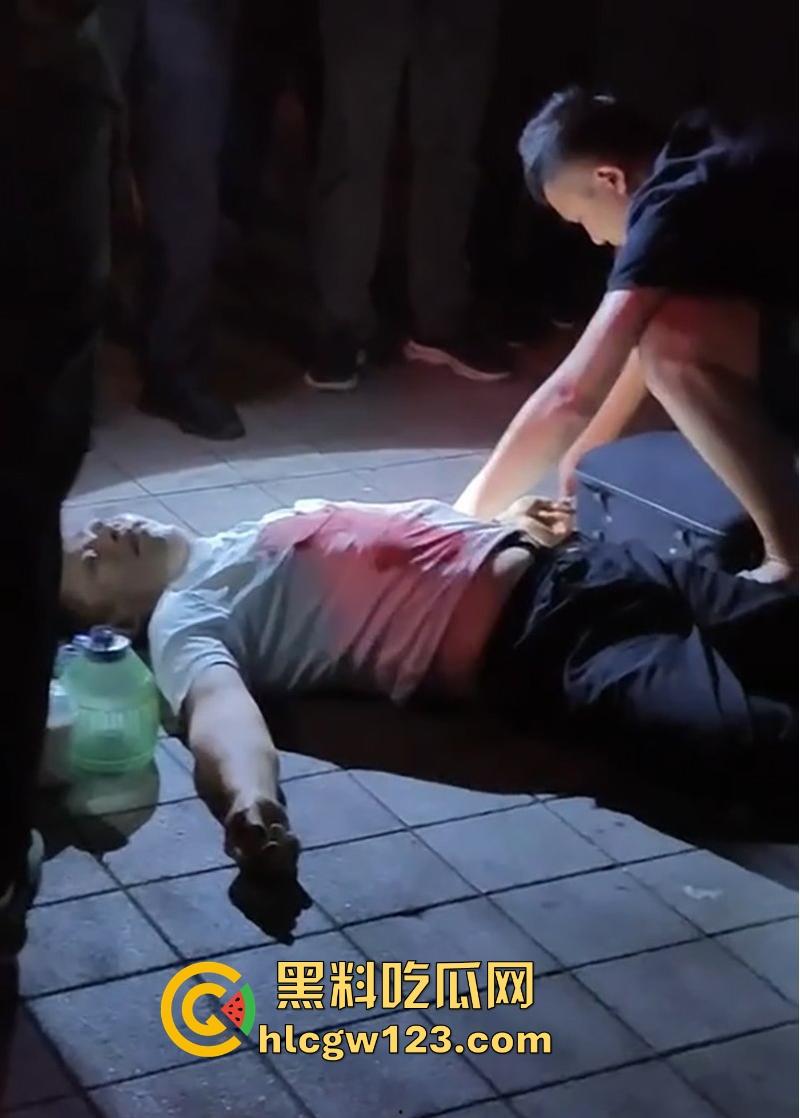 淄博人民公园小伙好心拉架惨遭一刀致命 抢救一小时无果身亡!现场家属悲痛欲绝!-9