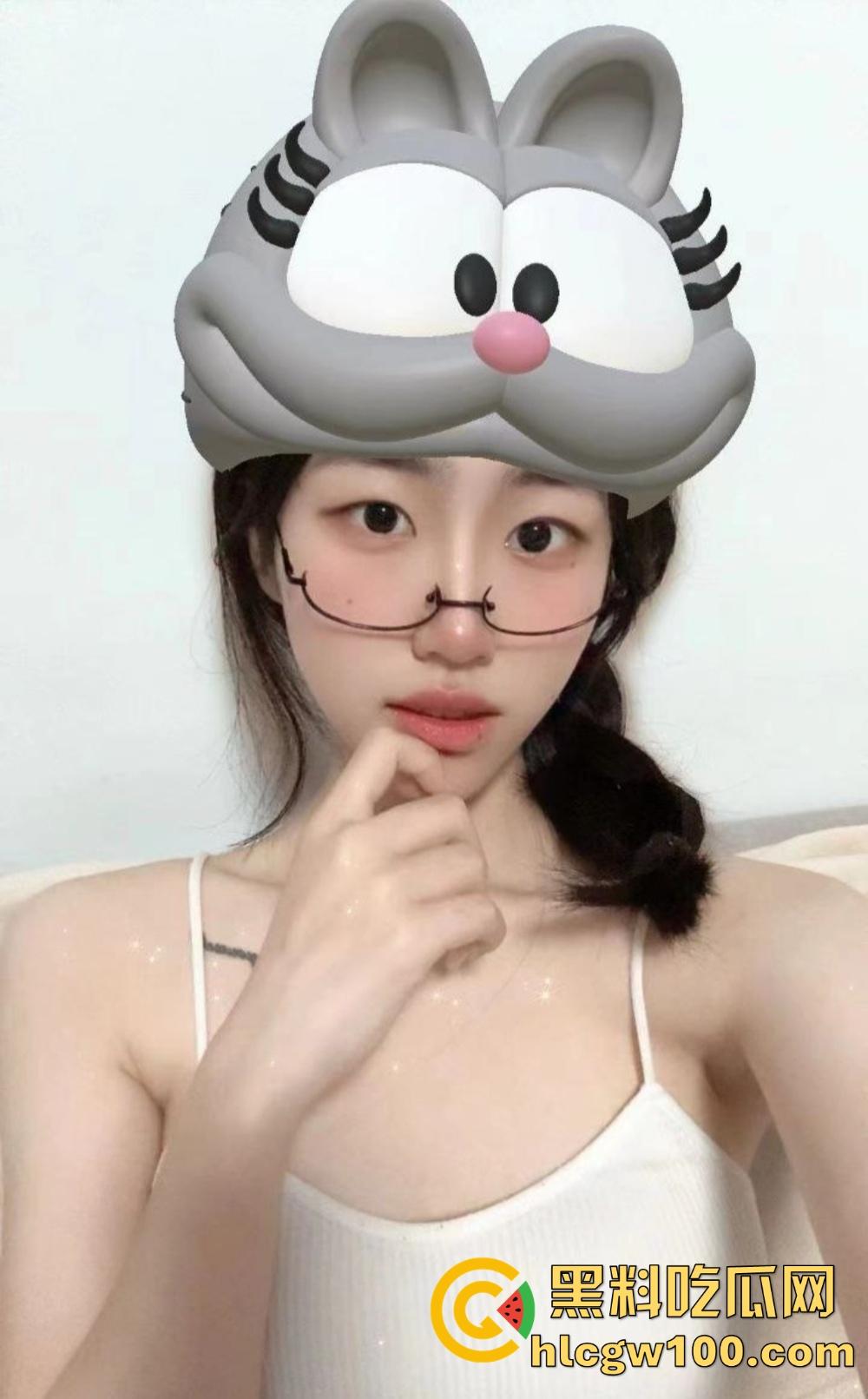 长沙女主播『冯洛涵』可纯可欲可调情 线上钓金主线下上门服务为钱疯狂 千里送逼秀腰臀技术!-1