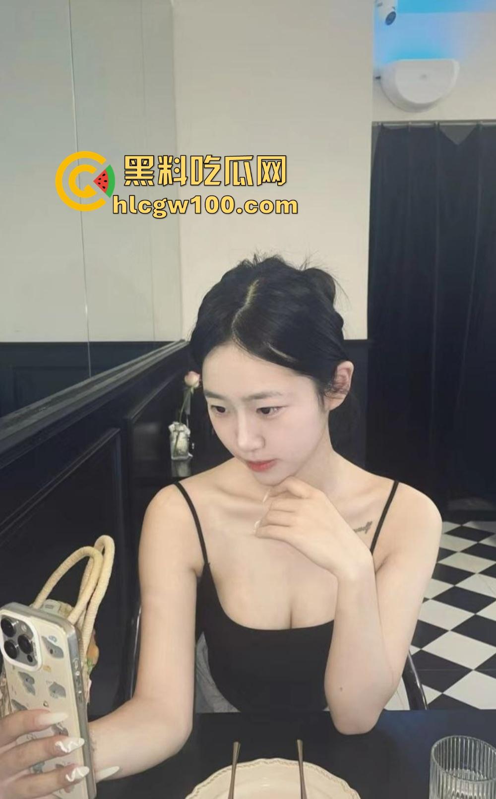 长沙女主播『冯洛涵』可纯可欲可调情 线上钓金主线下上门服务为钱疯狂 千里送逼秀腰臀技术!-4