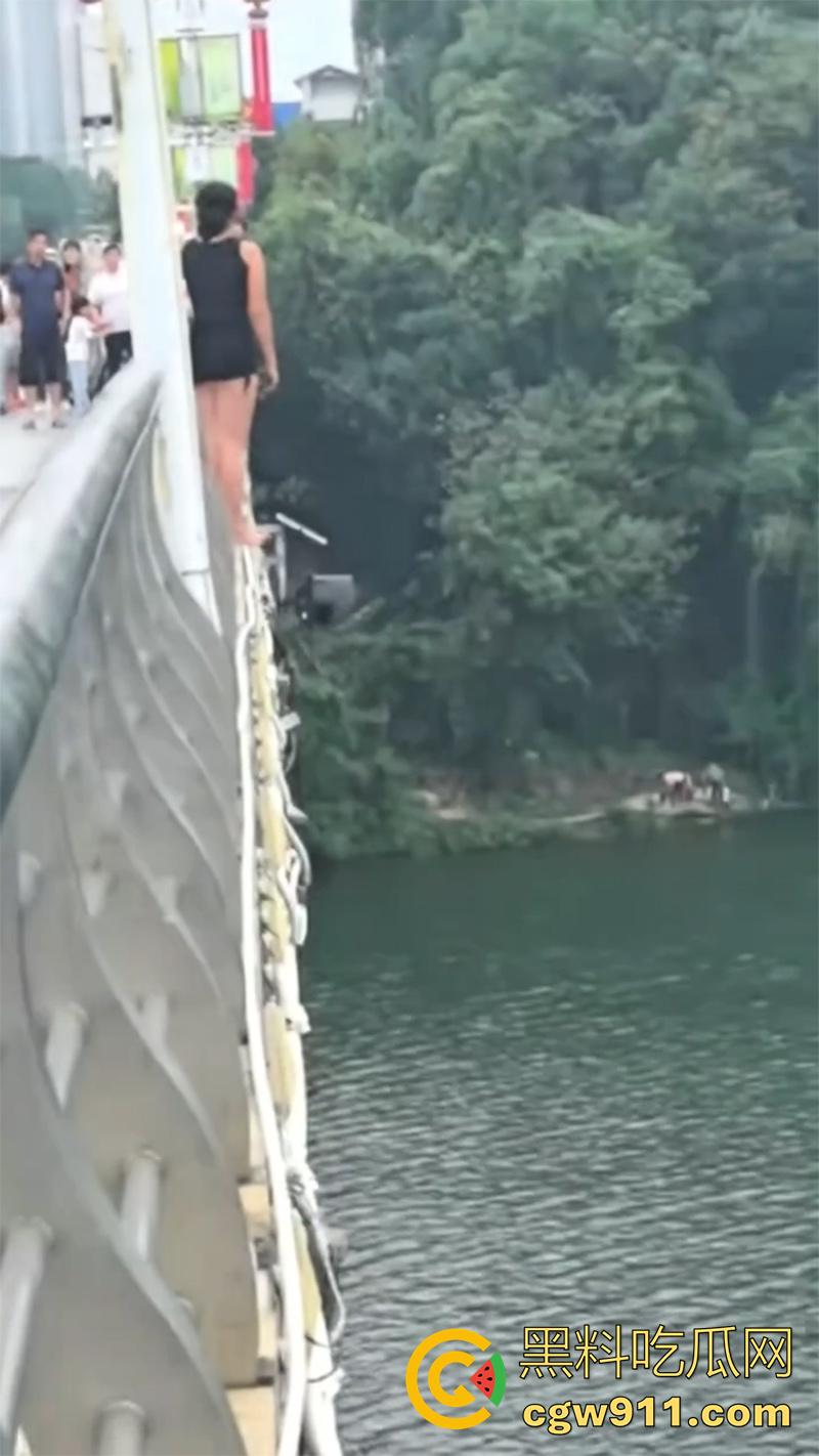 卲阳市新邵县资江二桥,女子被闺蜜出卖,酒后推销给大哥,想不到竟患上艾滋,跳河自杀被垃圾船救起!-1