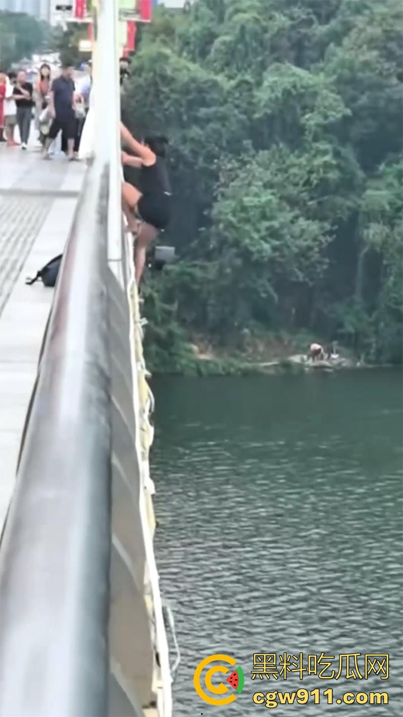 卲阳市新邵县资江二桥,女子被闺蜜出卖,酒后推销给大哥,想不到竟患上艾滋,跳河自杀被垃圾船救起!-2