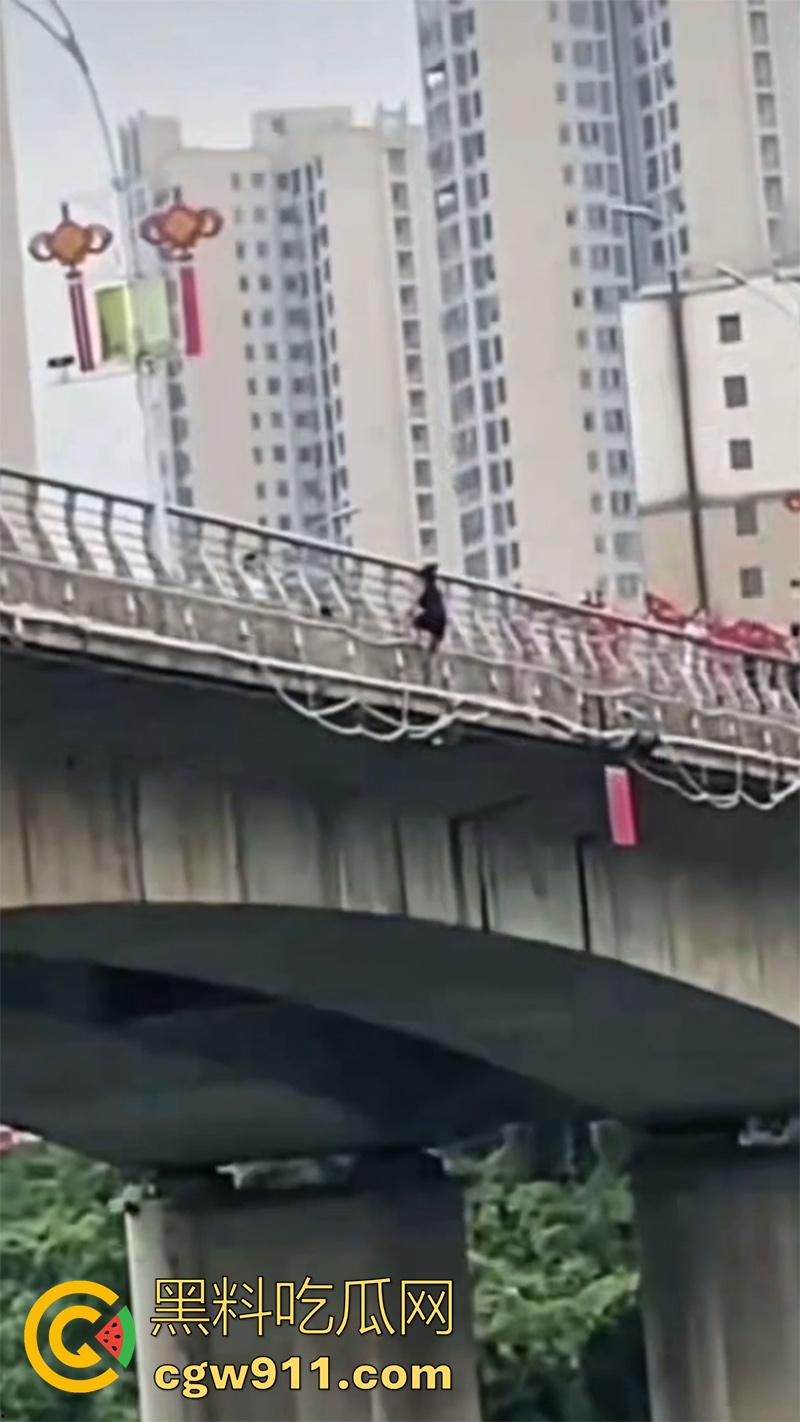 卲阳市新邵县资江二桥,女子被闺蜜出卖,酒后推销给大哥,想不到竟患上艾滋,跳河自杀被垃圾船救起!-3