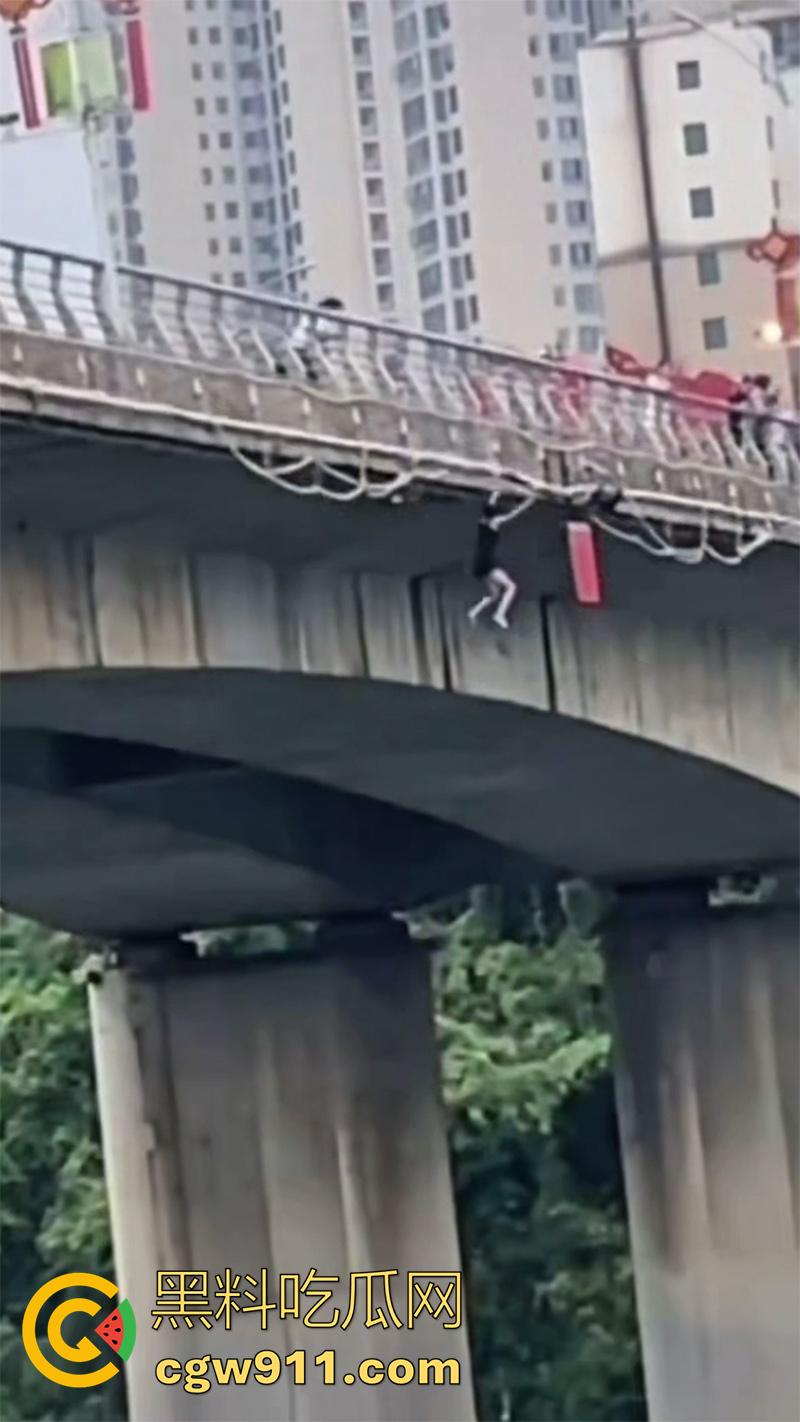 卲阳市新邵县资江二桥,女子被闺蜜出卖,酒后推销给大哥,想不到竟患上艾滋,跳河自杀被垃圾船救起!-4