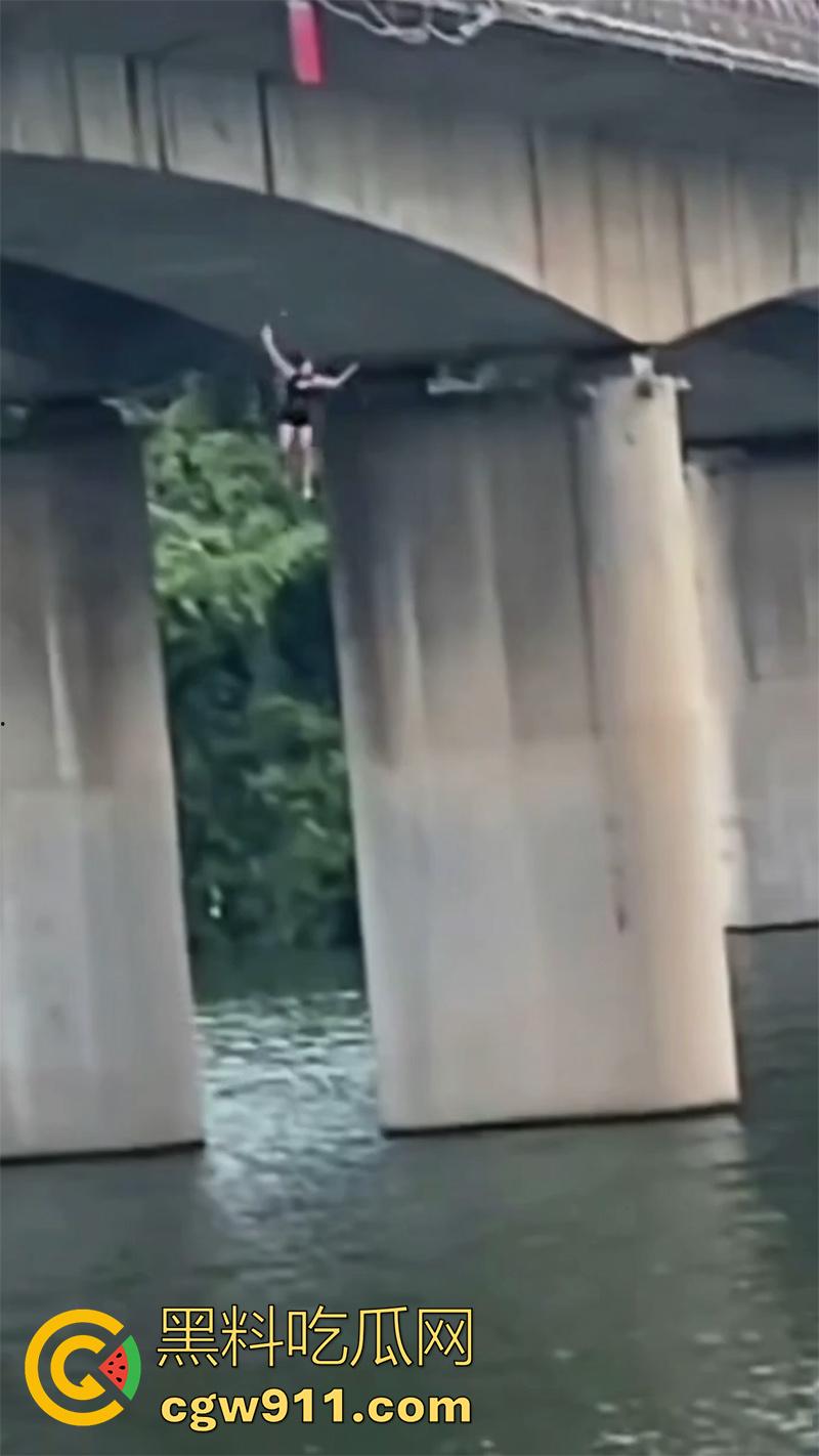 卲阳市新邵县资江二桥,女子被闺蜜出卖,酒后推销给大哥,想不到竟患上艾滋,跳河自杀被垃圾船救起!-5