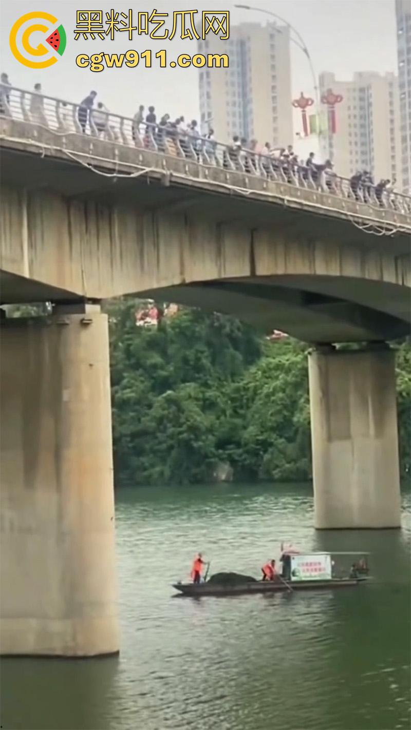 卲阳市新邵县资江二桥,女子被闺蜜出卖,酒后推销给大哥,想不到竟患上艾滋,跳河自杀被垃圾船救起!-7