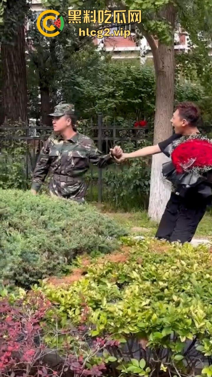 从震惊到无语:男生手捧玫瑰表白男教官 当街牵手惹众人激动跳脚!-5