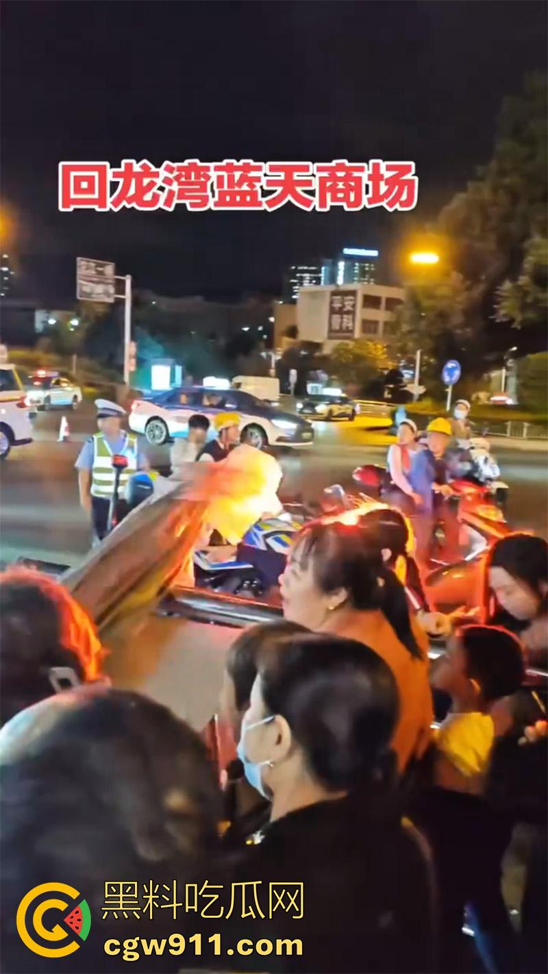 四川泸州龙马潭区,发生严重交通事故,小型汽车通过路口后加速撞向人行道,撞倒5名行人,导致2人当场死亡。-7