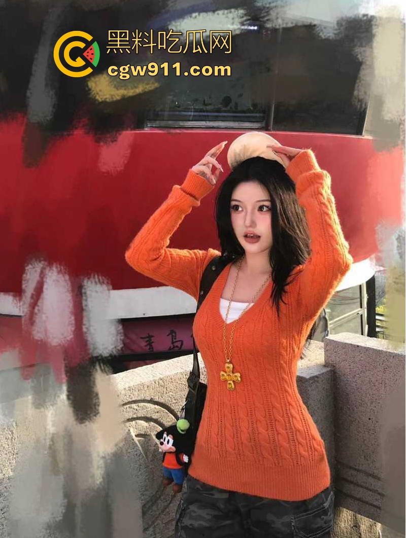 深夜私会性感嫂子,嫂子一见面就迫不及待就脱衣的骑乘上来,被我无套操得直冒白浆,最后内射精液狂流!-1