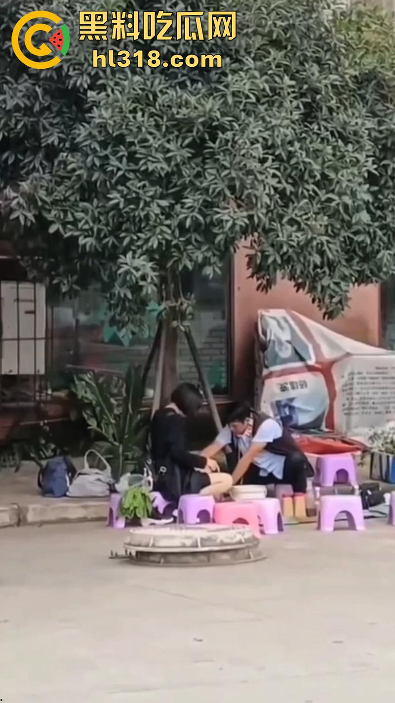 江湖大师摸奶算命,反手再掏女客户裤裆摸逼,这傻娘们还真信,难怪缅北能骗这么多人呢!-3