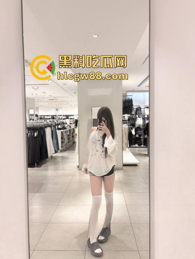 抖音极品萝莉博主【不开森】真名叫【朱心蝶】白丝漏点勾引 极品身材 收费视频曝光流出!-5