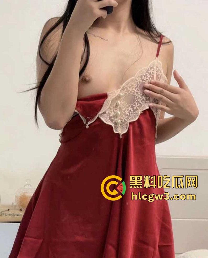 B站UP主【瑶瑶超耐丝吖】定制视频泄露！黑丝美腿搔首弄姿，撞脸胡椒仔尺度直逼福利姬！-9