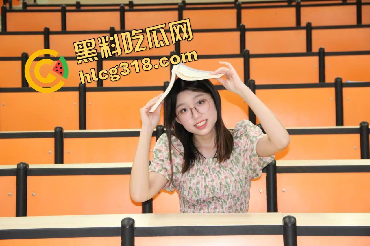 买个健身操课程回家，结果女友天天真空紧身衣扭屁股跳操开摆，小老弟看她跳一个抬头硬一次！-4