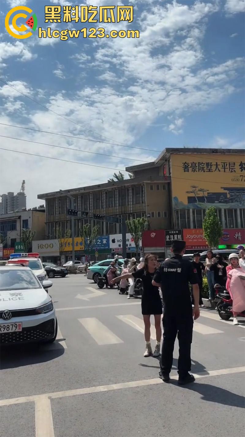 山东菏泽网红【玲玲宝贝】,因违停被贴罚单,爬上警车高声吼叫,拒不配合最终被强制带离现场!-3