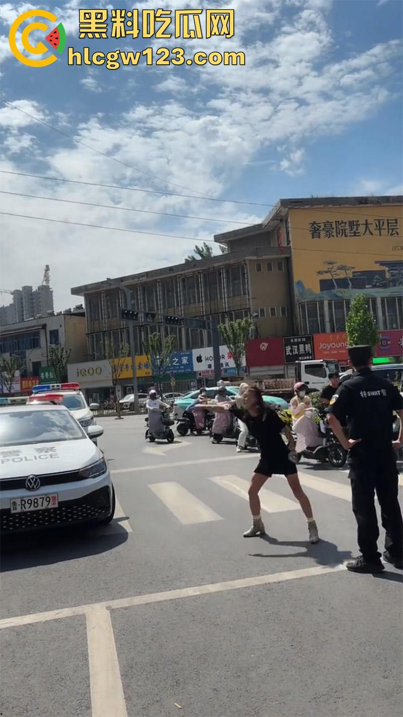 山东菏泽网红【玲玲宝贝】,因违停被贴罚单,爬上警车高声吼叫,拒不配合最终被强制带离现场!-4