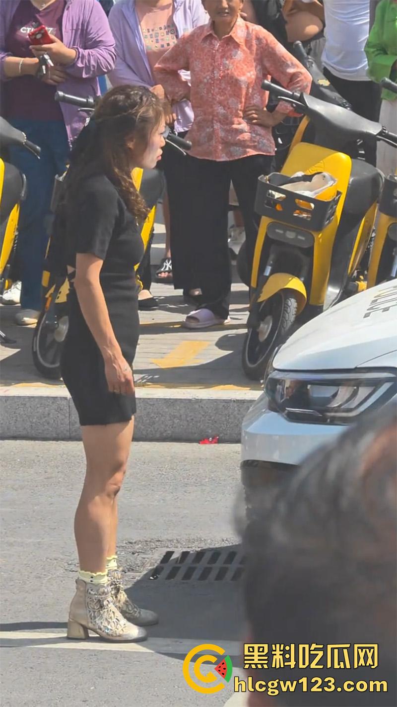 山东菏泽网红【玲玲宝贝】,因违停被贴罚单,爬上警车高声吼叫,拒不配合最终被强制带离现场!-5