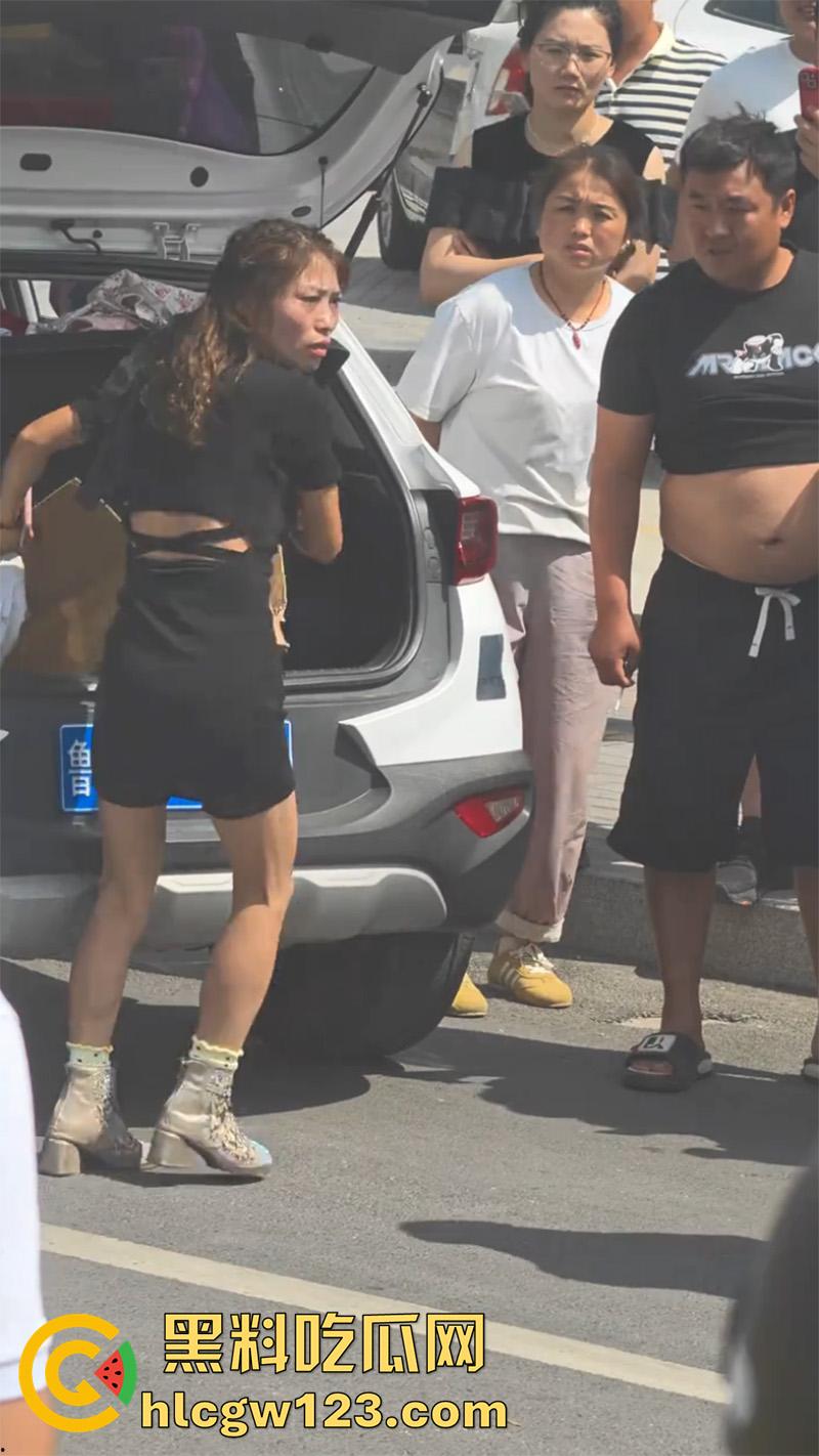 山东菏泽网红【玲玲宝贝】,因违停被贴罚单,爬上警车高声吼叫,拒不配合最终被强制带离现场!-7