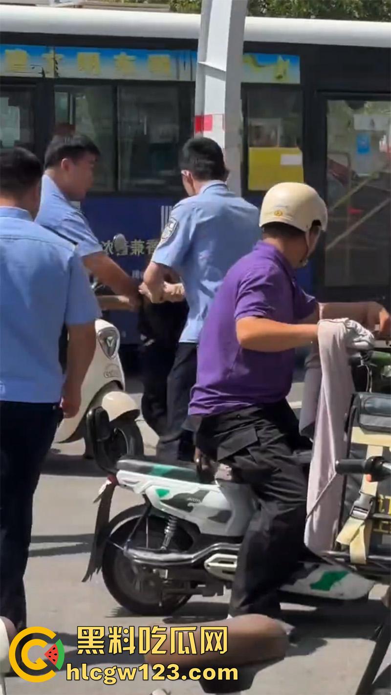 山东菏泽网红【玲玲宝贝】,因违停被贴罚单,爬上警车高声吼叫,拒不配合最终被强制带离现场!-8