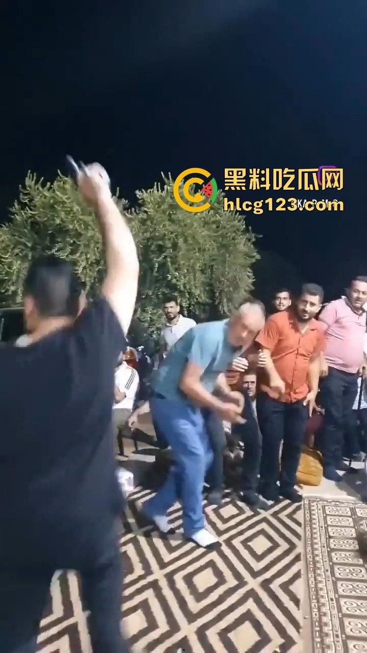 印度阿三庆祝跳舞开枪两不误!咖喱哥沙漠之鹰上手,仿佛漫游枪手开大招,老外看傻眼!-1