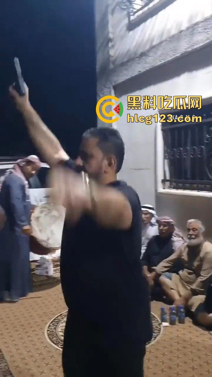 印度阿三庆祝跳舞开枪两不误!咖喱哥沙漠之鹰上手,仿佛漫游枪手开大招,老外看傻眼!-3