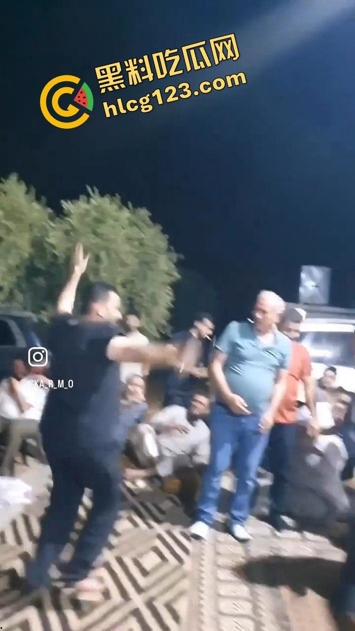 印度阿三庆祝跳舞开枪两不误!咖喱哥沙漠之鹰上手,仿佛漫游枪手开大招,老外看傻眼!-6