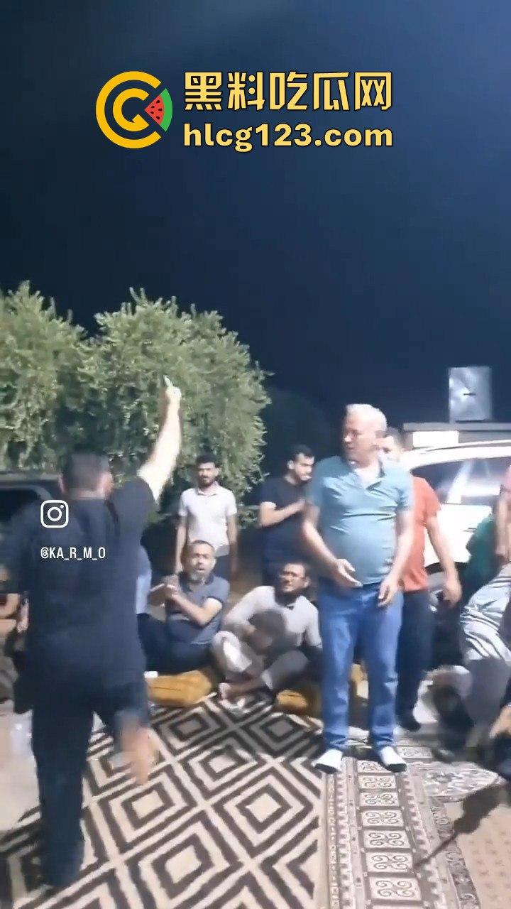 印度阿三庆祝跳舞开枪两不误!咖喱哥沙漠之鹰上手,仿佛漫游枪手开大招,老外看傻眼!-10