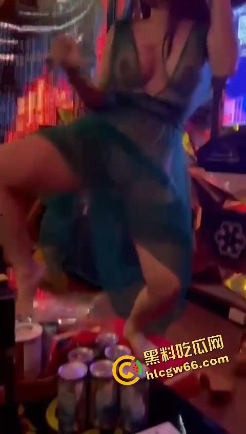 越南胡志明夜生活太踏马炸裂了,泳池开群P裸体派对,美女骚得把逼塞你嘴里,根本不讲武德!-4