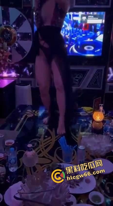 越南胡志明夜生活太踏马炸裂了,泳池开群P裸体派对,美女骚得把逼塞你嘴里,根本不讲武德!-5