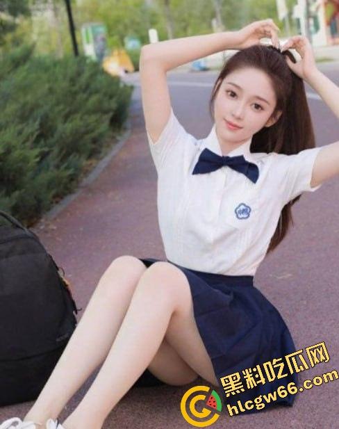 四川大学锦江学院舞蹈系校花『罗钰爽』白丝上阵,趴地上给评委爆插粉嫩小穴,老师操我一次不够!-1